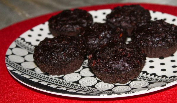 Шоколадови мъфини с ябълка