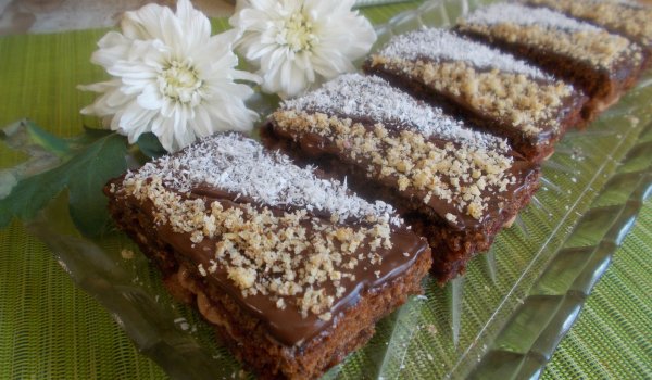 Шоколадови пастички с орехи и кокос