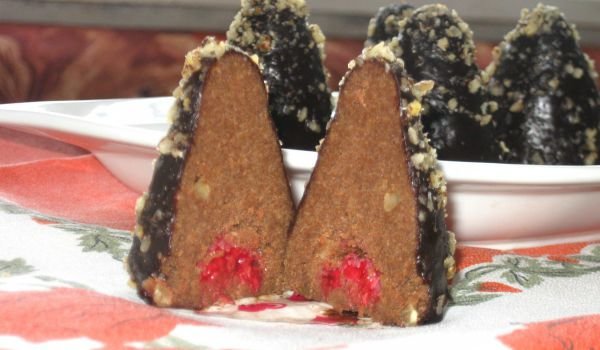 Шоколадови скалички с лешници и малини