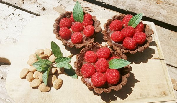 Шоколадови тарталети с малини