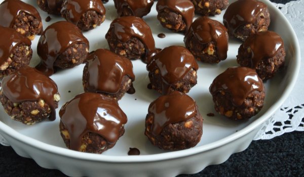Шоколадови топчета с глазура