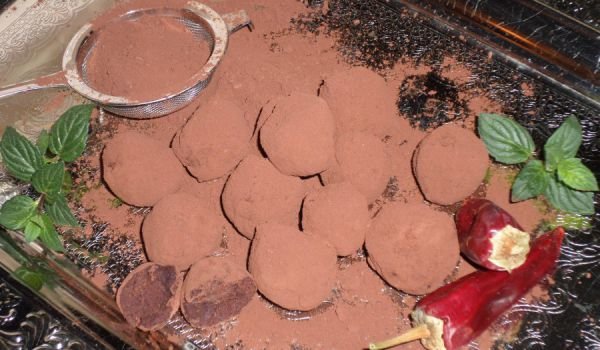 Шоколадови трюфели с чили