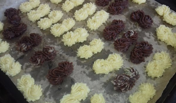 Шоколадово бисквитено тесто