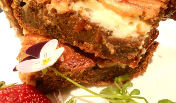 Шоколадово-мраморно брауни с топинг от ягоди