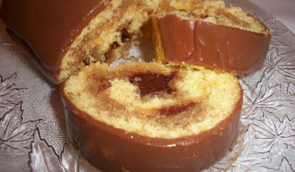 Шоколадово руло с ягодов пълнеж