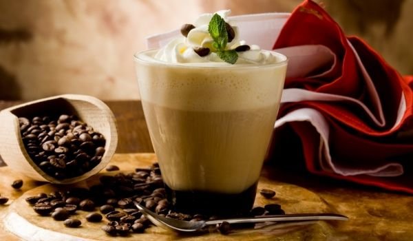 Шоколадово смути с кафе и кардамон