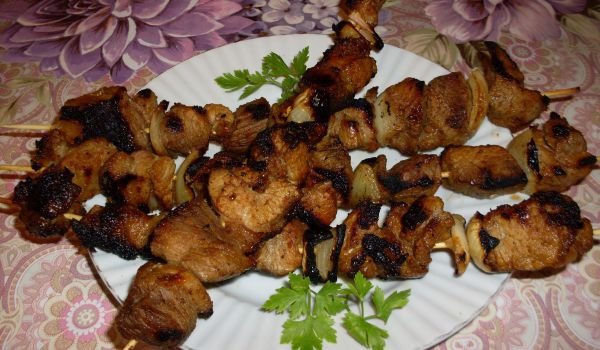 Шпаги от крехко свинско и лук