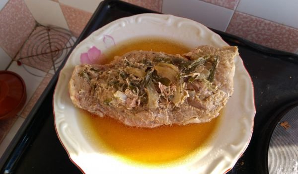 Шпикован свински бут с лук във фолио