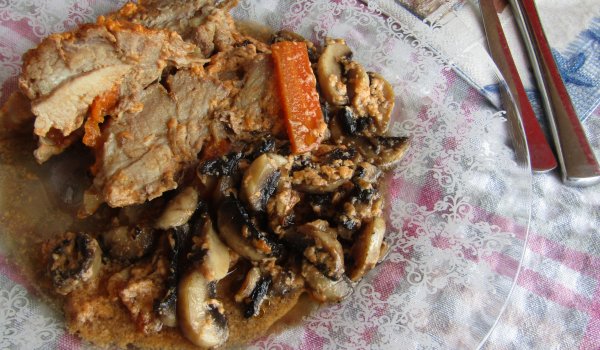 Шпикована Свинска Плешка с Гъби на Фурна