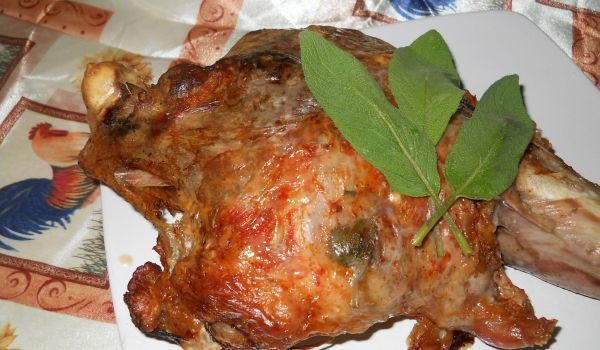 Шпиковано агнешко бутче със салвия и чесън