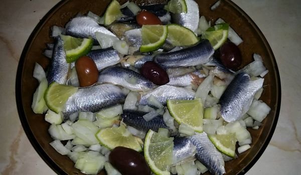 Шпроти с лук и лайм