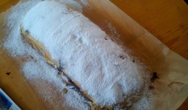 Щолен с бадеми и фурми