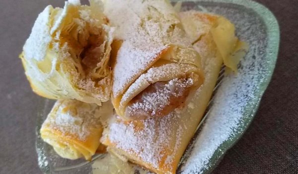 Щрудел с ябълки, дюли и канела
