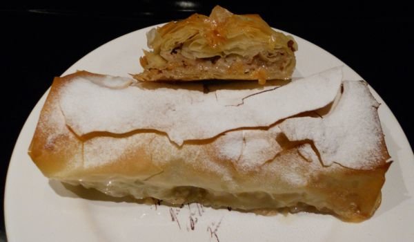 Щрудел с ябълки и сушени боровинки