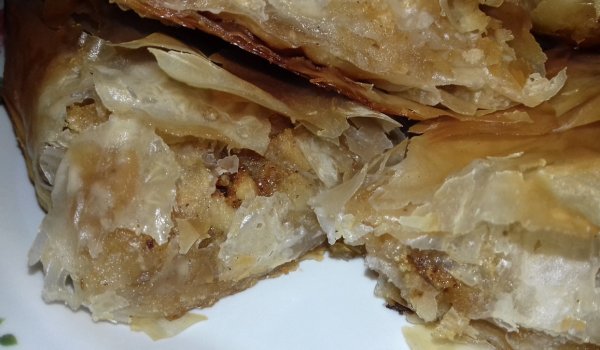 Щрудел с ябълки, канела и карамелизирани орехи