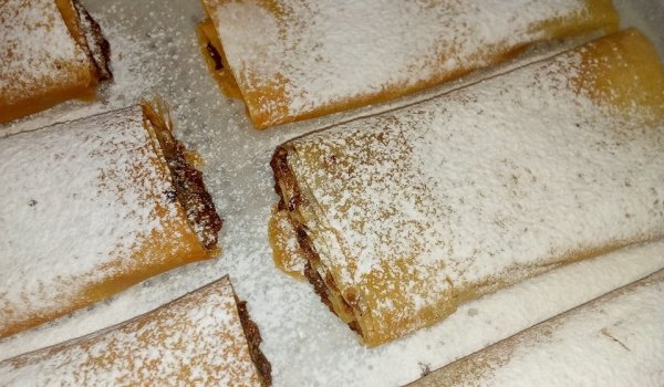 Щрудел с ябълки, канела и орехи