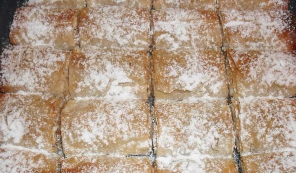 Щрудел с ябълки, орехи и сушени кайсии