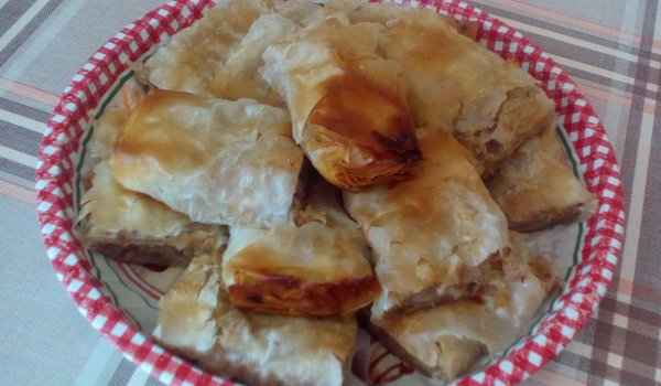 Щрудел с ябълки, златни стафиди и орехи