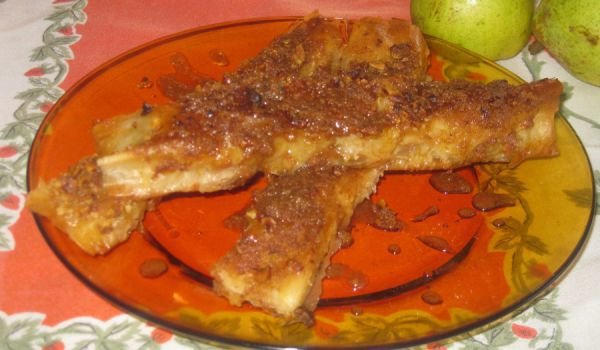 Щрудел с круши и карамелен сос