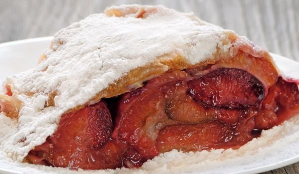 Щрудел със сини сливи