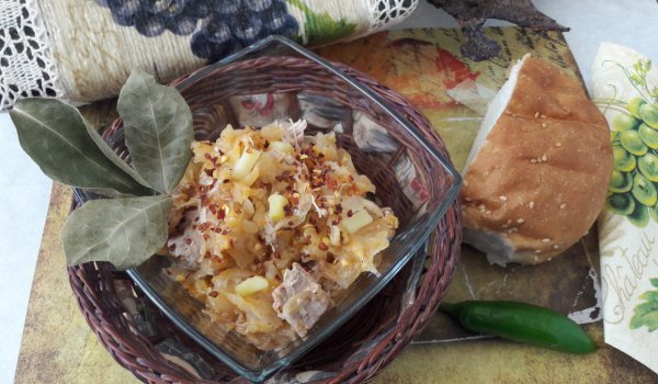 Шукрут (Опушени свински гърди с кисело зеле и подправки)