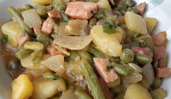 Шунка с картофи, зелен фасул, грах и лук