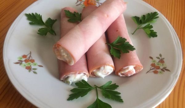 Шункови рулца с пълнеж от салата Оливие