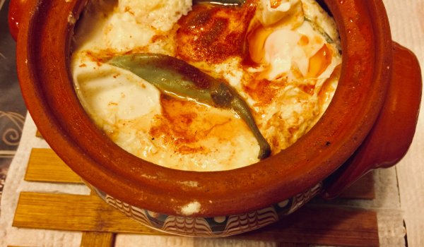 Сирене по шопски с люти чушки и масълце