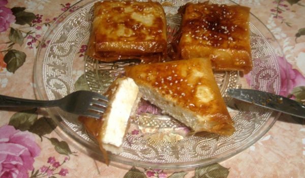 Сирене Саганаки в кори за баница