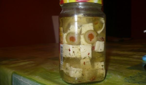 Сирене със зелени маслини в марината