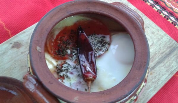 Сирене в гювече с люта чушка