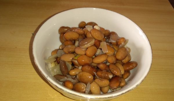 Сиромашка бобена салата с кафяв боб и лук