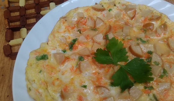 Сиромашни омлет с кренвирши и моркови