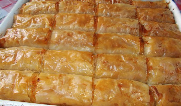Сиропирана баница с ябълка и локум