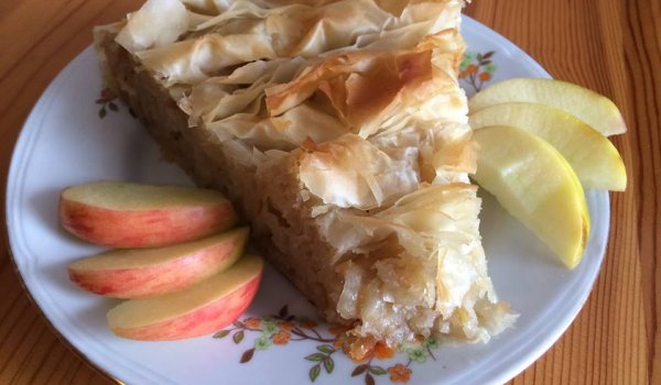 Сиропирана баница с ябълки, орехи и локум - Моята Рецепта