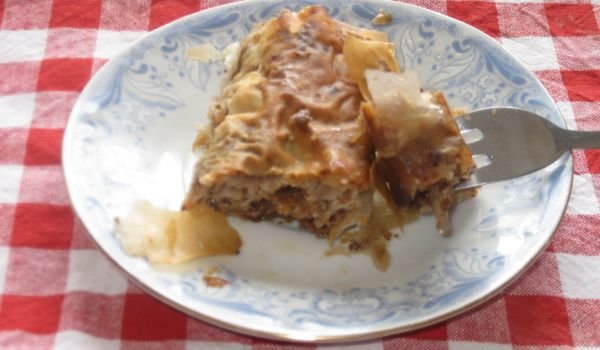 Сиропирана баница с локум и орехи