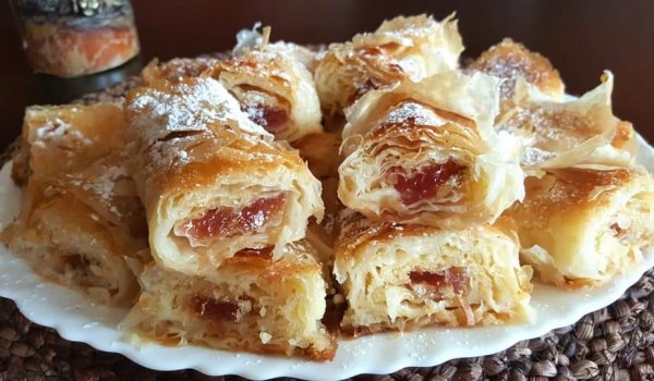 Сиропирана баница с локум на рула