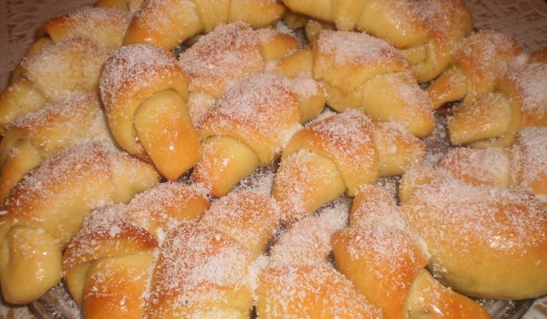 Сиропирани памук кифлички