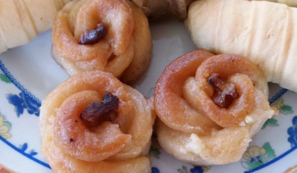 Сиропирани розички с орехи