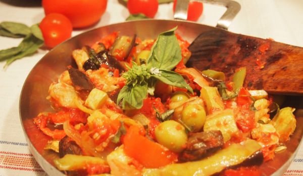 Сицилианска капоната с маслини и босилек
