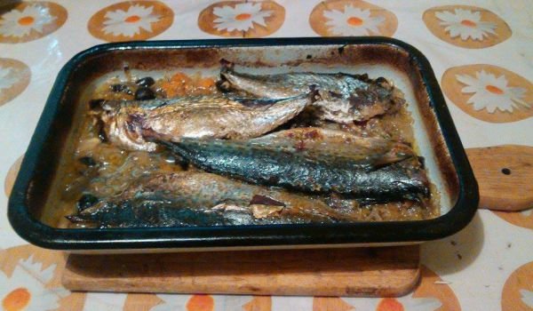 Скумрия на фурна с лук и моркови