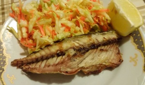 Скумрия на скара със салатка