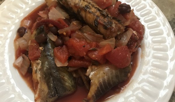 Скумрия с черен боб и доматен сос