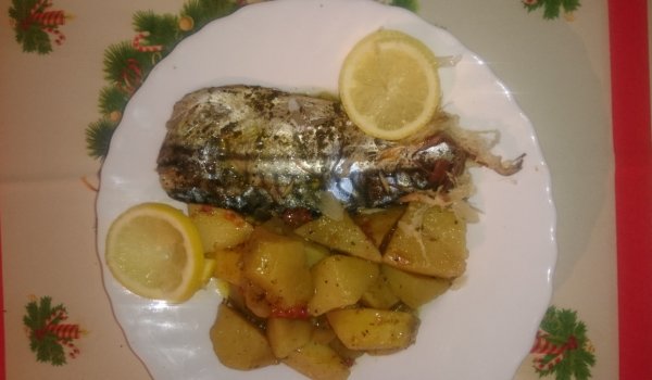 Скумрия с картофи на фурна