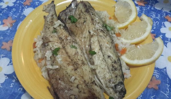 Скумрия с ориз и моркови на фурна
