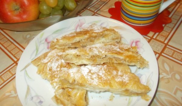 Сладка баница с канела и ябълки