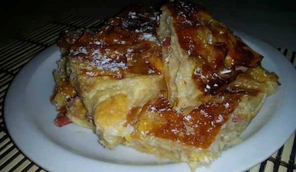 Сладка баница с праскови