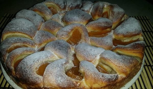 Сладка питка с праскови
