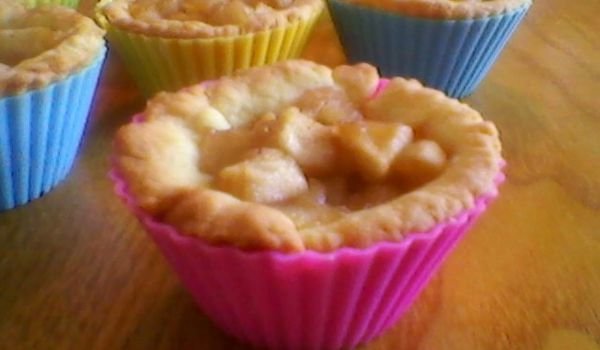 Сладки ябълки в линцерови кошнички