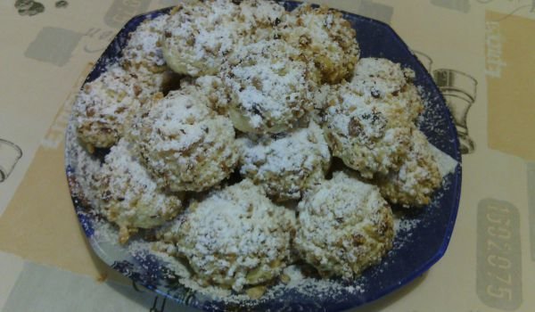 Сладки оваляни в белтък и орехи